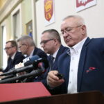 Konferencja prasowa prezydenta Kielc. Na zdjęciu (od lewej): Paweł Gągorowski - Pełnomocnik Prezydenta ds. Prawnych i Nadzoru Właścicielskiego, Bogdan Wenta - prezydent Kielc, Arkadiusz Kubiec - wiceprezydent Kielc i Leszek Papaj - Pełnomocnik Prezydenta ds. Kontroli i Reorganizacji Urzędu Miasta Kielce / Marzena Mąkosa / Radio Kielce