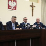 Konferencja prasowa prezydenta Kielc. Na zdjęciu (od lewej): Paweł Gągorowski - Pełnomocnik Prezydenta ds. Prawnych i Nadzoru Właścicielskiego, Bogdan Wenta - prezydent Kielc, Arkadiusz Kubiec - wiceprezydent Kielc i Leszek Papaj - Pełnomocnik Prezydenta ds. Kontroli i Reorganizacji Urzędu Miasta Kielce / Marzena Mąkosa / Radio Kielce