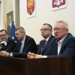 Konferencja prasowa prezydenta Kielc. Na zdjęciu (od lewej): Paweł Gągorowski - Pełnomocnik Prezydenta ds. Prawnych i Nadzoru Właścicielskiego, Bogdan Wenta - prezydent Kielc, Arkadiusz Kubiec - wiceprezydent Kielc i Leszek Papaj - Pełnomocnik Prezydenta ds. Kontroli i Reorganizacji Urzędu Miasta Kielce / Marzena Mąkosa / Radio Kielce