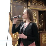 Święty Krzyż. 6. Przegląd Pieśni Pasyjnej i Pokutnej. Na zdjęciu Marta Żelazna / Marzena Mąkosa / Radio Kielce