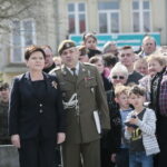 Przysięga żołnierzy 10. Świętokrzyskiej Brygady Obrony Terytorialnej. Beata Szydło - wicepremier i gen. Wiesław Kukuła / Marzena Mąkosa / Radio Kielce