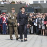 Przysięga żołnierzy 10. Świętokrzyskiej Brygady Obrony Terytorialnej. Na zdjęciu (od lewej): płk. Artur Barański i wicepremier Beata Szydło  / Marzena Mąkosa / Radio Kielce