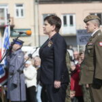 Przysięga żołnierzy 10. Świętokrzyskiej Brygady Obrony Terytorialnej. Wicepremier Beata Szydło i płk. Artur Barański / Marzena Mąkosa / Radio Kielce