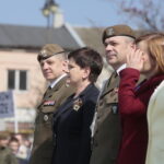 Przysięga żołnierzy 10. Świętokrzyskiej Brygady Obrony Terytorialnej. Na zdjęciu (od lewej): płk. Artur Barański, wicepremier Beata Szydło, gen. Wiesław Kukuła, wiceminister Anna Krupka i wojewoda świętokrzyski Agata Wojtyszek  / Marzena Mąkosa / Radio Kielce