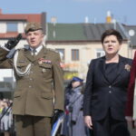 Przysięga żołnierzy 10. Świętokrzyskiej Brygady Obrony Terytorialnej. Na zdjęciu (od lewej): płk. Artur arański i wicepremier Beata Szydło / Marzena Mąkosa / Radio Kielce