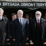 Przysięga żołnierzy 10. Świętokrzyskiej Brygady Obrony Terytorialnej. Na zdjęciu (od lewej): Jarosław Rusiecki - senator i Andrzej Bętkowski - marszałek województwa świętokrzyskiego  / Marzena Mąkosa / Radio Kielce