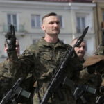 Przysięga żołnierzy 10. Świętokrzyskiej Brygady Obrony Terytorialnej. Złożenie przysięgi  / Marzena Mąkosa / Radio Kielce