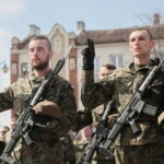 Przysięga żołnierzy 10. Świętokrzyskiej Brygady Obrony Terytorialnej. Złożenie przysięgi  / Marzena Mąkosa / Radio Kielce