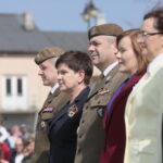 Przysięga żołnierzy 10. Świętokrzyskiej Brygady Obrony Terytorialnej. Na zdjęciu (od lewej): pułkownik Artur Barański, dowódca 10. Świętokrzyskiej Brygady Obrony Terytorialnej, wicepremier Beata Szydło, gen Wiesław Kukuła, Anna Krupka - wiceminister, Agata Wojtyszek - wojewoda świętokrzyski  / Marzena Mąkosa / Radio Kielce