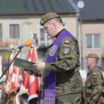 Przysięga żołnierzy 10. Świętokrzyskiej Brygady Obrony Terytorialnej. Ksiądz ppłk Grzegorz Kamiński  / Marzena Mąkosa / Radio Kielce