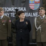 Przysięga żołnierzy 10. Świętokrzyskiej Brygady Obrony Terytorialnej. Na zdjęciu (od lewej): Artur Barański - dowódca 10. Świętokrzyskiej Brygady Obrony Terytorialnej, Beata Szydło - wicepremier oraz generał Wiesław Kukuła  / Marzena Mąkosa / Radio Kielce