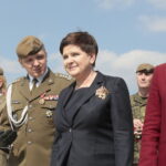 Przysięga żołnierzy 10. Świętokrzyskiej Brygady Obrony Terytorialnej. Na zdjęciu (od lewej): Artur Barański - dowódca 10. Świętokrzyskiej Brygady Obrony Terytorialnej, Beata Szydło - wicepremier oraz Anna Krupka - wiceminister sportu i turystyki / Marzena Mąkosa / Radio Kielce