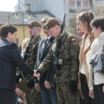 Przysięga żołnierzy 10. Świętokrzyskiej Brygady Obrony Terytorialnej. Po lewej wicepremier Beata Szydło  / Marzena Mąkosa / Radio Kielce