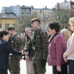 Przysięga żołnierzy 10. Świętokrzyskiej Brygady Obrony Terytorialnej. Po lewej wicepremier Beata Szydło  / Marzena Mąkosa / Radio Kielce