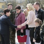 Przysięga żołnierzy 10. Świętokrzyskiej Brygady Obrony Terytorialnej. Po lewej wicepremier Beata Szydło  / Marzena Mąkosa / Radio Kielce