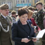 Przysięga żołnierzy 10. Świętokrzyskiej Brygady Obrony Terytorialnej. Po lewej wicepremier Beata Szydło  / Marzena Mąkosa / Radio Kielce