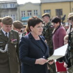 Przysięga żołnierzy 10. Świętokrzyskiej Brygady Obrony Terytorialnej. Po lewej wicepremier Beata Szydło  / Marzena Mąkosa / Radio Kielce