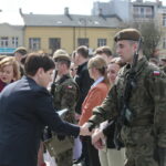 Przysięga żołnierzy 10. Świętokrzyskiej Brygady Obrony Terytorialnej. Po lewej wicepremier Beata Szydło  / Marzena Mąkosa / Radio Kielce