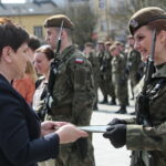 Przysięga żołnierzy 10. Świętokrzyskiej Brygady Obrony Terytorialnej. Po lewej wicepremier Beata Szydło  / Marzena Mąkosa / Radio Kielce