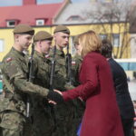 Przysięga żołnierzy 10. Świętokrzyskiej Brygady Obrony Terytorialnej. Po prawej Anna Krupka - wiceminister sportu i turystyki / Marzena Mąkosa / Radio Kielce