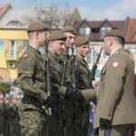 Przysięga żołnierzy 10. Świętokrzyskiej Brygady Obrony Terytorialnej. Po prawej generał Wiesław Kukuła  / Marzena Mąkosa / Radio Kielce