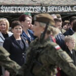 Przysięga żołnierzy 10. Świętokrzyskiej Brygady Obrony Terytorialnej. Wicepremier Beata Szydło  / Marzena Mąkosa / Radio Kielce