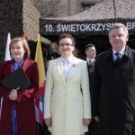 Przysięga żołnierzy 10. Świętokrzyskiej Brygady Obrony Terytorialnej. Na zdjęciu (od lewej): Anna Krupka - wiceminister sportu i turystyki, Agata Wojtyszek - wojewoda świętokrzyski i Jarosław Rusiecki - senator  / Marzena Mąkosa / Radio Kielce