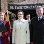 Przysięga żołnierzy 10. Świętokrzyskiej Brygady Obrony Terytorialnej. Na zdjęciu (od lewej): Anna Krupka - wiceminister sportu i turystyki, Agata Wojtyszek - wojewoda świętokrzyski i Jarosław Rusiecki - senator  / Marzena Mąkosa / Radio Kielce