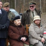 Bieg Tropem Wilczym. Od lewej: Andrzej Kryj - poseł PiS, kapitan Tadeusz Sułowski - żołnierz gen. Antoniego Hedy, Teresa Heda-Snopkiewicz - córka gen. Antoniego Hedy / Emilia Sitarska / Radio Kielce