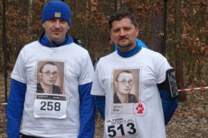 Bieg Tropem Wilczym. Od lewej: Artur Głąb - radny PiS, Krzysztof Ołownia / Emilia Sitarska / Radio Kielce