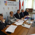 Od lewej Grzegorz Gajewski - burmistrz Opatowa, Bożena Kornacka - wiceprzewodnicząca rady, Wacław Rodek - przewodniczący, Adam Roszczypała - wiceprzewodniczący, Jarosław Seweryński - prezes Top Medicus / Emilia Sitarska / Radio Kielce