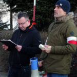 Ostrowiec Świętokrzyski. „Marsz Tropem Wilczym 1963”. Na zdjęciu (od lewej) ks. Łukasz Kruk, Michał Ślusarz - prezes stowarzyszenia Ostrowieccy Patrioci / Emilia Sitarska / Radio Kielce