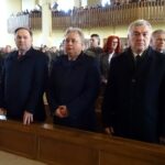 Ostrowiec Świętokrzyski, Sanktuarium Miłosierdzia Bożego. Msza święta z udziałem żołnierzy WOT. Od lewej poseł Marek Kwitek, radny miejski z Sandomierza Krzysztof Szatan, marszałek województwa Andrzej Bętkowski / Emilia Sitarska / Radio Kielce