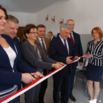 Kolonia Inwalidzka. Otwarcie świetlicy środowiskowej i mieszkań socjalnych. Na zdjęciu (od lewej): Magdalena Zieleń - radna sejmiku z PiS, Jarosław Rusiecki - senator PiS, Agata Wojtyszek - wojewoda świętokrzyski, Andrzej Kryj - poseł PiS, Andrzej Bętkowski - marszałek województwa świętokrzyskiego, Lech Łodej - burmistrz Kunowa / Emilia Sitarska / Radio Kielce