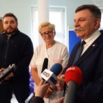 Od lewej: Rafał Staniszewski - kierownik sprzedaży firmy, która podarowała inhalatory, dr med. Iwona Kucharska - oddział pediatrii w ZOZ w Ostrowcu Św., Andrzej Kryj - poseł PiS / Emilia Sitarska / Radio Kielce