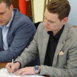 Podpisanie porozumienia między Starostwem Powiatowym w Opatowie, Top Medicus, a Centrum Dializa. Od lewej: Ryszard Muc - dyrektor zarządzający Centrum Dializa, Witold Rozmarynowski - prezes zarządu Centrum Dializa / Emilia Sitarska / Radio Kielce