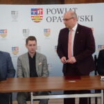 Podpisanie porozumienia między Starostwem Powiatowym w Opatowie, Top Medicus, a Centrum Dializa. Od lewej: Ryszard Muc - dyrektor zarządzający Centrum Dializa, Witold Rozmarynowski - prezes zarządu Centrum Dializa, Tomasz Staniek - starosta opatowski, Małgorzata Jalowska - wicestarosta / Emilia Sitarska / Radio Kielce