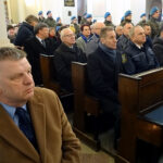 Ostrowiec Świętokrzyski. Uroczystości Narodowego Święta Pamięci Żołnierzy Wyklętych. Na zdjęciu (od lewej) Jarosław Rusiecki - senator PiS; w pierwszym rzędzie: Piotr Dasios - wiceprezydent Ostrowca, Andrzej Kaniewski - komendant Straży Miejskiej, Artur Głąb - radny PiS / Emilia Sitarska / Radio Kielce