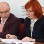 Podpisanie porozumienia między Starostwem Powiatowym w Opatowie, Top Medicus, a Centrum Dializa. Od lewej: Tomasz Staniek - starosta opatowski, Małgorzata Jalowska - wicestarosta opatowski / Emilia Sitarska / Radio Kielce