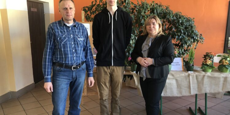 Od lewej: nauczyciel Wojciech Łebek, uczeń Fryderyk Wysocki i Alicja Szatan dyrektor Zespołu Szkół Centrum Kształcenia Rolniczego w Sandomierzu / Grażyna Szlęzak-Wójcik / Radio Kielce