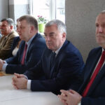 Kolonia Inwalidzka. Otwarcie świetlicy środowiskowej i mieszkań socjalnych. Na zdjęciu (od prawej): Lech Łodej - burmistrz Kunowa, Andrzej Bętkowski - marszałek województwa, Jarosław Rusiecki - senator PiS, Andrzej Kryj - poseł PiS, Agata Wojtyszek - wojewoda świętokrzyski / Emilia Sitarska / Radio Kielce