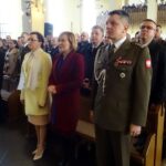 Ostrowiec Świętokrzyski, Sanktuarium Miłosierdzia Bożego. Msza święta z udziałem żołnierzy WOT. Od lewej: wojewoda Agata Wojtyszek, wiceminister Anna Krupka i pułkownik Artur Barański - dowódca 10. Świętokrzyskiej Brygady Obrony Terytorialnej / Emilia Sitarska / Radio Kielce