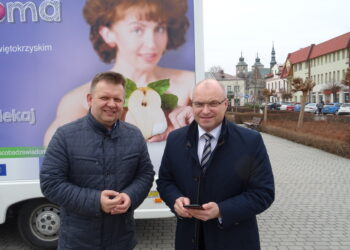 Na zdjęciu od lewej dr n. med. Leszek Smorąg ze Świętokrzyskiego Centrum Onkologii, starosta opatowski Tomasz Staniek / Emilia Sitarska / Radio Kielce