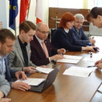 Podpisanie porozumienia między Starostwem Powiatowym w Opatowie, Top Medicus, a Centrum Dializa / Emilia Sitarska / Radio Kielce