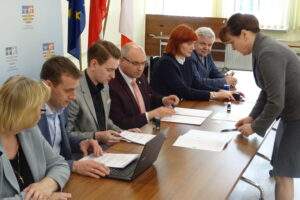 Podpisanie porozumienia między Starostwem Powiatowym w Opatowie, Top Medicus, a Centrum Dializa / Emilia Sitarska / Radio Kielce