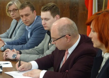 Popisanie umowy ze spółką Top Medicus, która ma zarządzać szpitalem w Opatowie / Emilia Sitarska / Radio Kielce