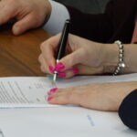 Popisanie umowy ze spółką Top Medicus, która ma zarządzać szpitalem w Opatowie / Emilia Sitarska / Radio Kielce