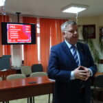 Spotkanie z mieszkańcami i rozmowa na temat piątki PiS. Na zdjęciu senator PiS Jarosław Rusiecki / Emilia Sitarska / Radio Kielce