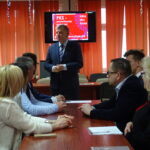 Spotkanie z mieszkańcami i rozmowa na temat piątki PiS. Na zdjęciu senator PiS Jarosław Rusiecki / Emilia Sitarska / Radio Kielce