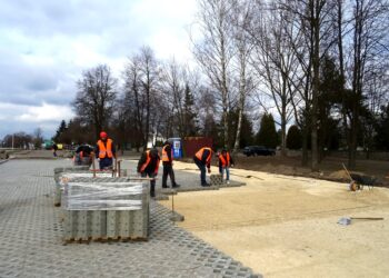 Ostrowiec Świętokrzyski. Ulica Długa. Prace na parkingu przy cmentarzu komunalnym / Emilia Sitarska / Radio Kielce